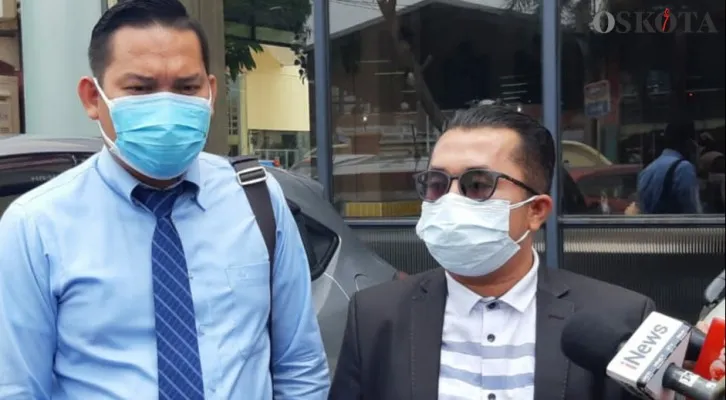 Kuasa hukum MS, Rony E. Hutahaean (jas hitam) didampingi Reinhard Silaban saat memberi keterangan terkait pemeriksaan psikis korban pelecehan sekaligus pegawai kontrak KPI berinisial MS, di Rumah Sakit Polri, Senin (6/9/2021). (Foto/cr02)