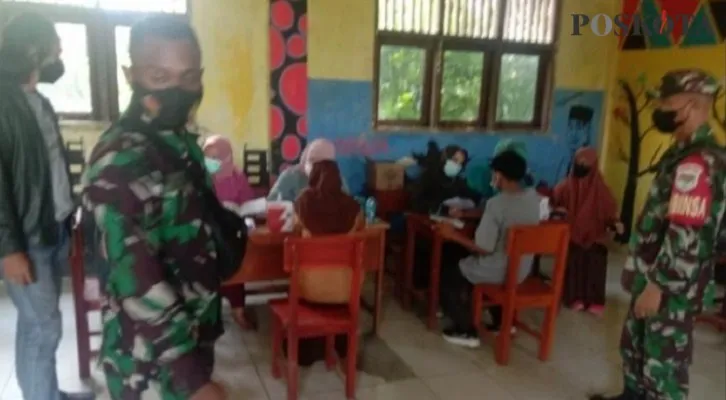 Pelaksanaan kegiatan vaksinasi pelajar SMA/K di Yayasan Al-Arobi, Kecamatan Kresek, Kabupaten Tangerang, Banten. (Foto/Veronica).