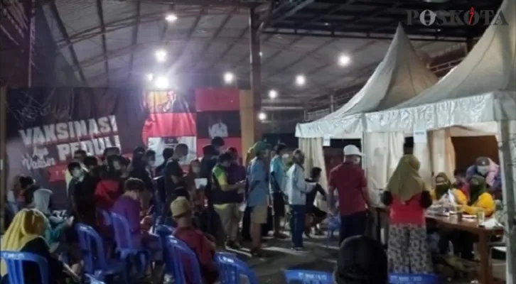 Vaksinasi Covid-19 malam hari digelar Pemkot Jakarta Utara di Lapangan Futsal yang ada di Jalan Walang Baru Raya, Koja. (deny)