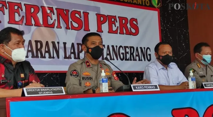 Kepala Biro Penerangan Masyarakat (Karo Penmas) Divisi Humas Mabes Polri, Brigjen Rusdi Hartono memberi keterangan dalam jumpa pers Ops Divisi Kebakaran Lapas Kelas I Tangerang yang digelar di RS Polri, Kramat Jati, Jakarta Timur, Minggu (12/9/2021) (foto: poskota/cr02)