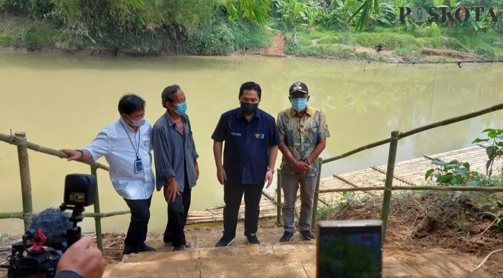 Menteri BUMN Erick Thohir, saat berkunjung ke Kampung Koja, Desa Cikuya, Kecamatan Solear, Kabupaten Tangerang, Banten. (foto: veronica)