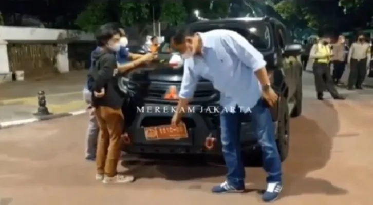 Pemuda 20 Tahun Nekat Kendarai Mobil Pajero Plat Dinas Palsu (Foto: @merekamjakarta/Instagram)