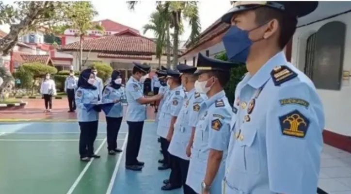 Pemberian penghargaan dari Presiden Jokowi secara simbolis kepada 9 sipir berprestasi di Lapas Rangkasbitung (ist)