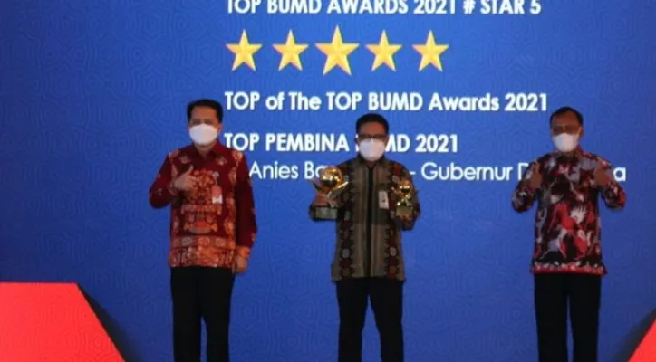 Direktur Kredit UMK dan Usaha Syariah, Babay Parid Wazdi menerima penghargaan BUMD Terbaik TOP of the TOP BUMD 2021 dan TOP #BPD – Bintang 5 pada TOP BUMD Awards 2021. (ist)