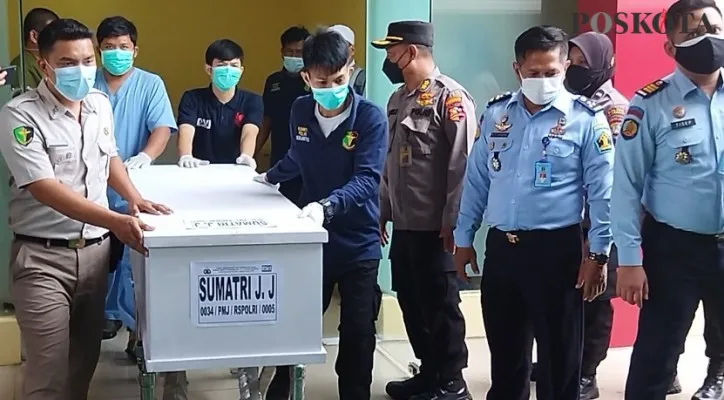 Petugas mendorong peti jenazah Sumatri J Jayaprana, salah satu korban kebakaran Lapas Tangerang. (foto: poskota/cr02)