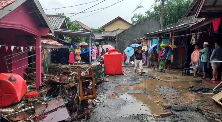 Seperti inilah nasib para warga setelah dilanda banjir rob di Tagana, Pandeglang. (Foto/Yusuf)