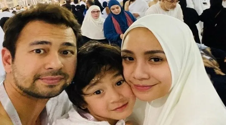 Raffi Ahmad dan Nagita Slavina menunaikan ibadah umrah bersama putra mereka, Rafathar (Foto: @raffinagita1717/Instagram)