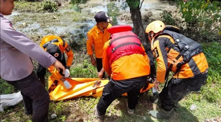 Tim SAR Gabungan saat mengevakuasi jasad malik, bocah 11 tahun yang terseret arus Sungai Irigasi. (ist)