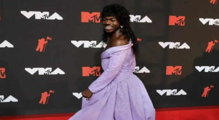 Lil Nas X muncul di atas Red carpet MTV VMAs 2021 dengan dress berwarna ungu. (Sumber: Instagram @vmas)