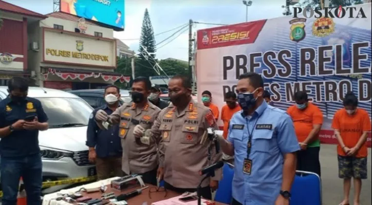 Kabid Humas Polda Metro Jaya Kombes Yusri didampingi Kapolres Metro Depok Kombes Imran Edwin Siregar dan Kasat Reskrim  rilis penggelapan mobil rental. (foto: Angga) 