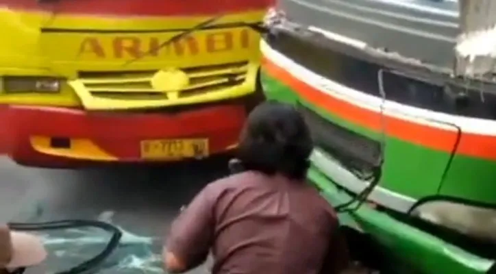 Tangkapan Layar, Dua bus saling seruduk dan juga memakan korban serta menabrak warung kelontong di Terminal Induk Kota Bekasi. Rabu (15/09/2021) siang. (ist)