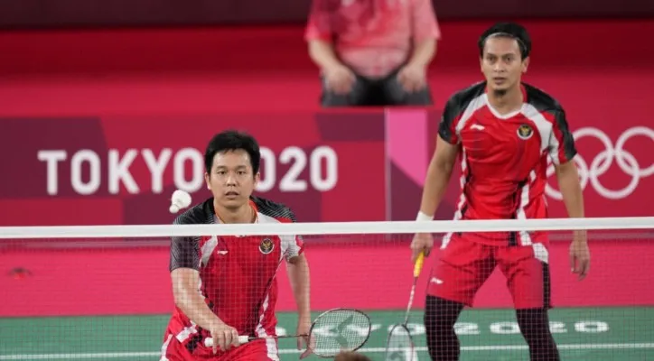 Pasangan ganda putra Indonesia, Mohammad Ahsan/Hendra Setiawan saat tampil di Olimpiade Tokyo 2020. Foto: NOC Indonesia