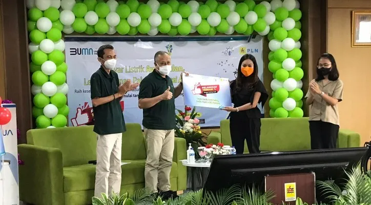 General Manager PLN UID Jakarta Raya, Doddy B. Pangaribuan memberikan apresiasi secara langsung kepada Yuni sebagai satu diantara 320 pelanggan yang mendapat apresiasi dalam program Pelanggan Terbaik, pada Rabu (15/9/2021). (ist)