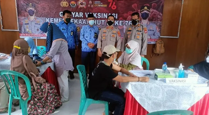 Wakapolres Serang Kota, Kompol Andi Firmansyah saat meninjau vaksinasi massal di Mako Polsek Kramatwatu. (foto: ist)