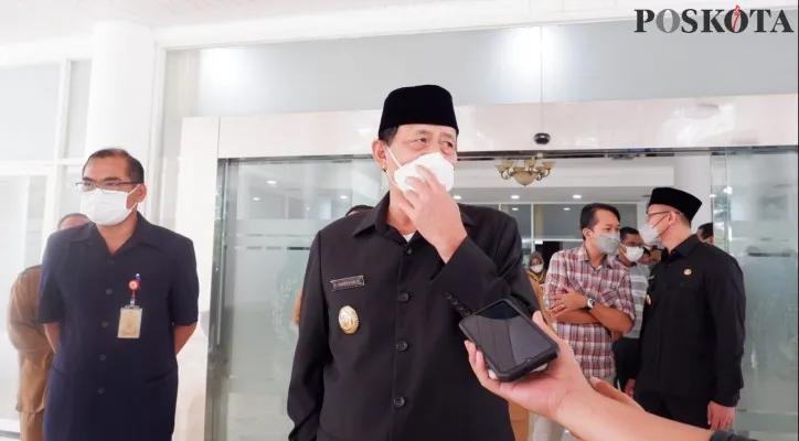 Gubernur Banten Wahidin Halim alias WH terus menggenjot pendapatan untuk target pembangunan jalan mantap. (foto: luthfi)