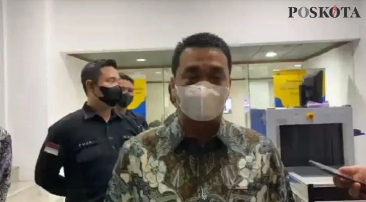 Wakil Gubernur DKI Ahmad Riza Patria  (Ariza), saat memberikan keterangan kepada wartawan di Balaikota DKI. (foto: deny)