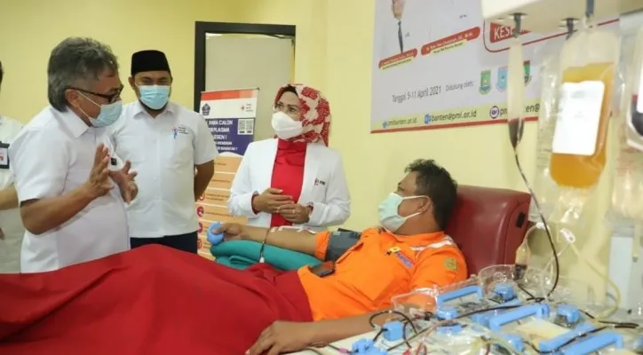 Ketua PMI Banten Ratu Tatu Chasanah saat meninjau donor darah plasma konvalesen di Markas PMI Banten, beberapa waktu lalu. (foto: ist)