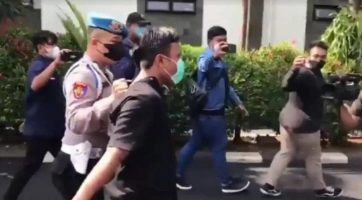 Sedang diperiksa, pria diduga penyalah guna narkoba, kabur lalu dikejar anggota Brimob. (foto: ist)