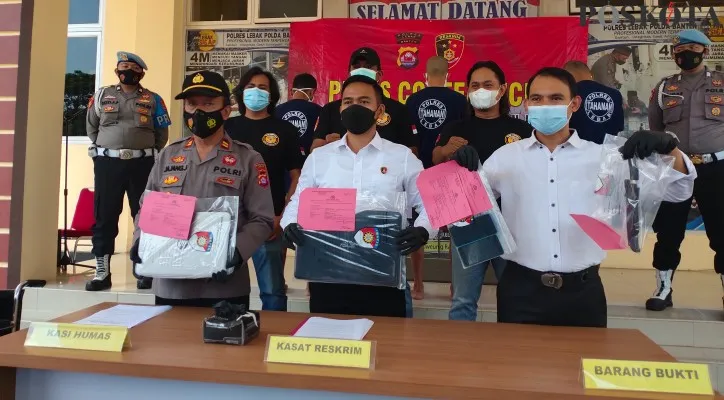 Konferensi pers penangkapan pelaku pembegalan di Mapolres Lebak. (foto: yusuf permana)