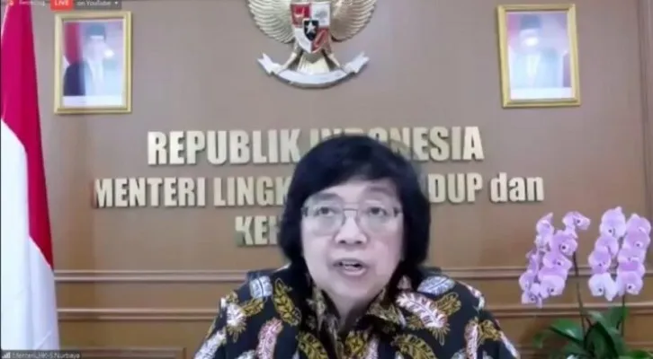  Menteri LHK Siti Nurbaya saat membuka Pelatihan Pengendalian Karhutla secara daring, Senin, (20/9/2021). (ist)