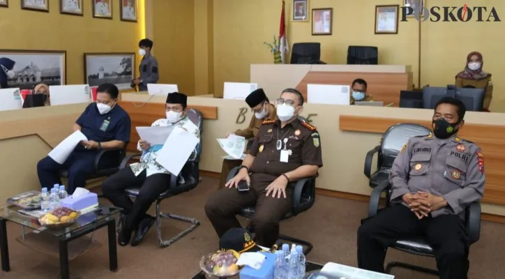 Wakil Walikota Serang Subadri Ushuluddin saat melakukan rapat kordinasi secara virtual dengan sejumlah kepala daerah dan forkopimda di Provinsi Banten yang dipimpin oleh Presiden Jokowi di Pendopo Gubernur Banten. (lutfi)