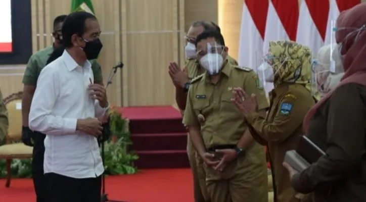 Seluruh kepala daerah di Banten saat bersilaturahmi dan diskusi bareng Presiden Joko Widodo di Pendopo Gubernur Banten. (ist)