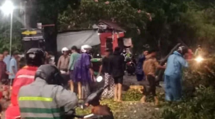 Pohon tumbang dan reklame rubuh di Jalan Siliwangi, Kota Depok, membuat lalulintas macet. (Ist) 