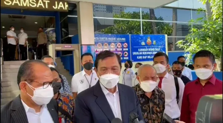 Menteri Koordinator Bidang Kemaritiman dan Investasi, Luhut Binsar Pandjaitan resmi melaporkan Haris Azhar dan Fatia Maulidiyanti ke Polda Metro Jaya terkait dugaan pencemaran nama baik. (foto: dok poskota)