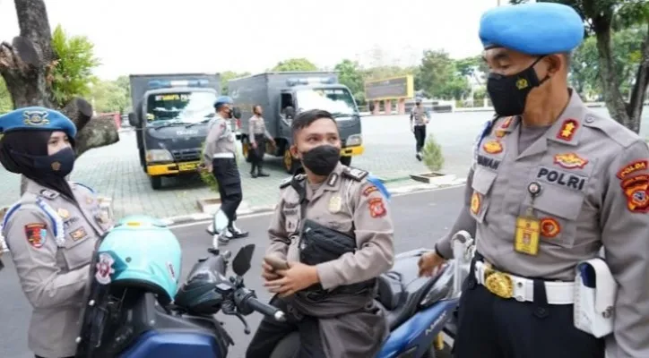 Kasubid Propam Polda Jawa Barat, AKBP Wawan Hermansyah bersama anggota melakukan Operasi Penegakan Ketertiban Disiplin (Gaktiblin) di lingkungan Polda Jabar dalam rangka Operasi Patuh Lodaya 2021. (Ist) 