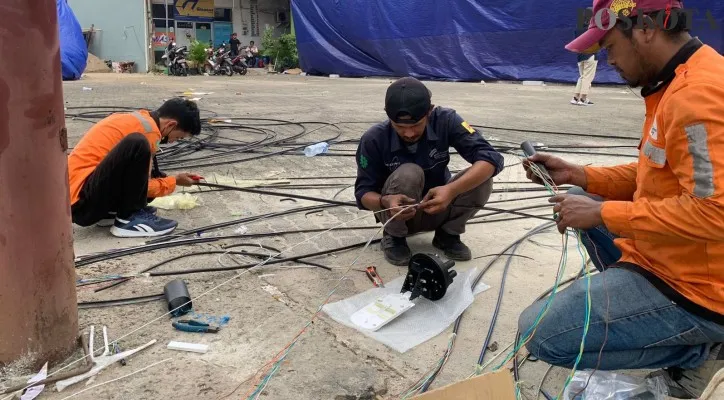 Petugas PLN dan Internet sedang memperbaiki jaringan listrik dan internet di lokasi kebakaran. (pkl-01)