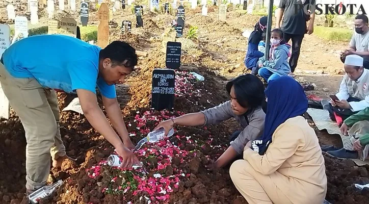 Jenazah Akmaludin (50) bersama jenazah cucunya, Adzkia Atthaya Cordelia dimakamkan di TPU Bambu Apus sore tadi, Rabu (22/9/2021). (foto: poskota/cr02) 