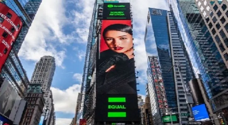 Wajah Maudy Ayunda terpampang di billboar New York Times Square (Sumber: Instagram @maudyayunda)