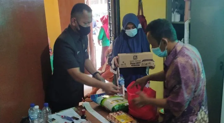 Warga tengah berbelanja pangan murah di program pangan bersubsidi Pemprov DKI. (ist)