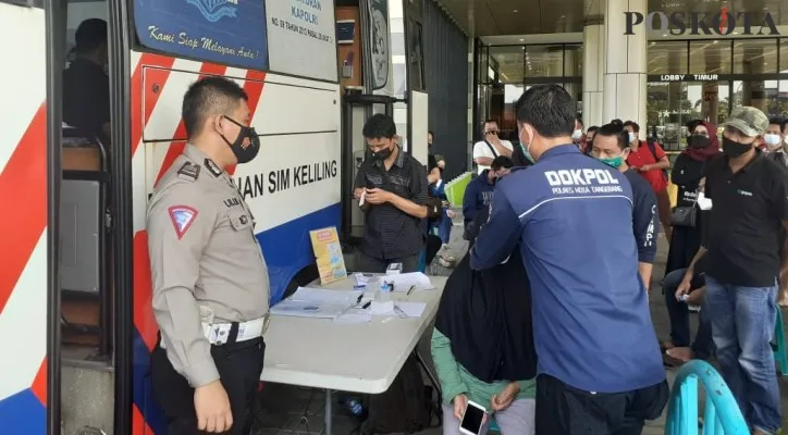 Layanan SIM keliling hari ini di kawasan Tangerang Selatan. (foto: veronica prasetio)