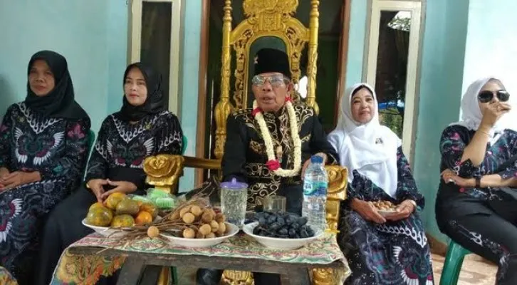 Potret rumah dan Baginda Raja Iskandar Jamaludin Firdaus beserta 4 istrinya. (Foto/Ist)