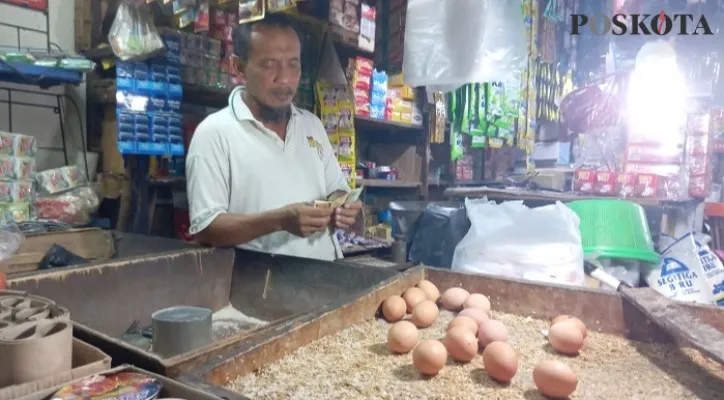 Ady (56) pedagang telur ayam di Pasar Slipi, Kemanggisan, Palmerah, Jakarta Barat. (Foto/Cr01)