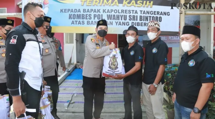 Kapolresta Tangerang Kombes Pol Wahyu Sri Bintoro memberikan paket sembako kepada secara simbolis kepada Pembina Perkumpulan Pedagang Keliling Banten Muttakin. (veronica)