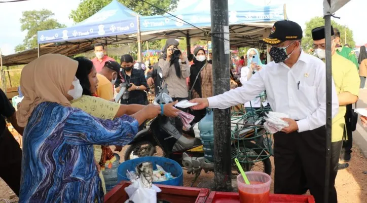 Menko PMK Muhadjir Effendy saat tinjau vaksiansi di Babel. (ist)