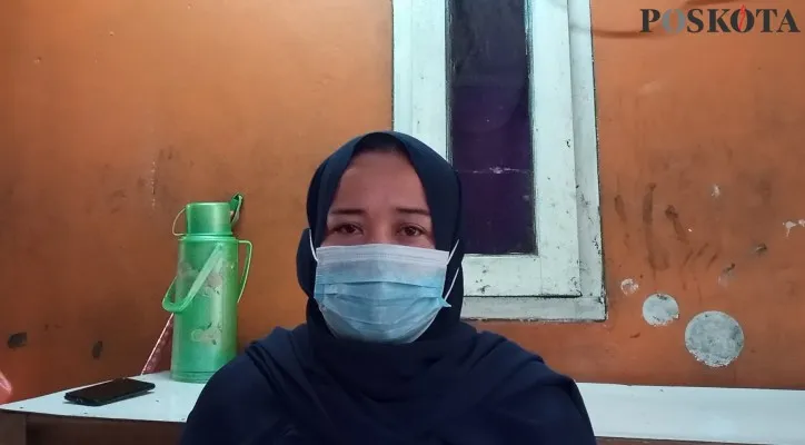 Robiah, ibu korban saat ditemui di kediamannya di Kampung Bukaka, Desa Cikarageman, Kecamatan Setu, Bekasi, Minggu (26/09/2021) sore. (Foto/IF)