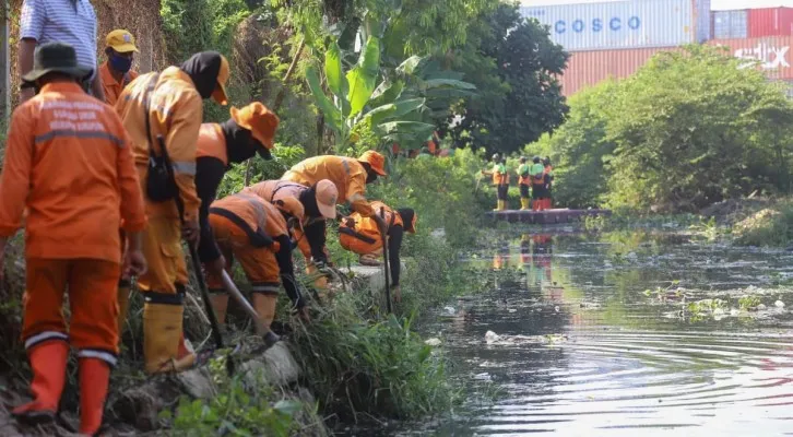 Petugas gabungan yang terdiri dari elemen masyarakat, hingga pemangku kepentingan lainnya (stakeholder) melakukan grebek lumpur di Kali KBN, Cilincing, Minggu (26/9/2021). (Foto/Ist)