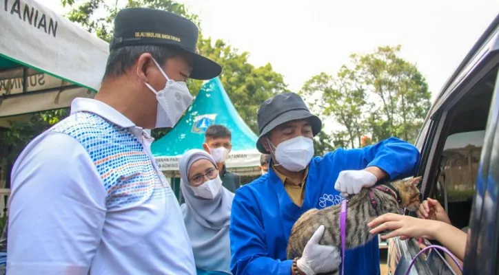 Sudin KPKP Kota Jakarta Utara mengadakan pelayanan kesehatan atau vaksinasi terhadap hewan peliharaan secara drive thru di kantor Wali Kota Jakarta Utara. (foto: ist)