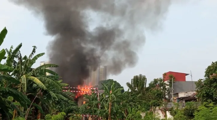 Kebakaran di Menteng hanguskan 1 rumah yang dijadikan gudang barang bekas . (Gulkarmat Jakpus)