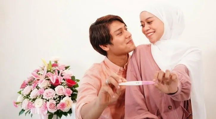 Lesti Kejora dan Rizky Billar mengumumkan kehamilan anak pertama. (foto: instagram/@lestykejora)