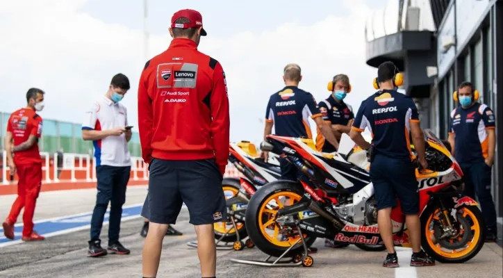 Jack Miller tengah memperhatikan motor Honda RC213V milik Repsol Honda. (Foto/MotoGP.com)