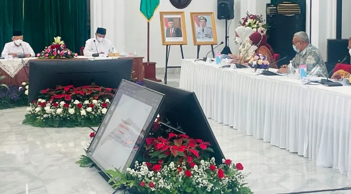 Wapres KH Ma'ruf Amin saat memimpin rapat penanggulangan kemiskinan. (foto: setwapres)