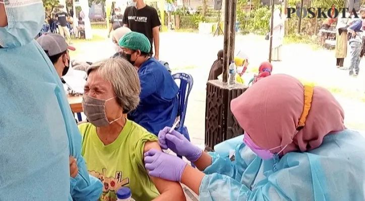 Petugas suntik vaksin saat melakukan penyuntikan ke lengan kiri warga untuk mendapatkan vaksin di wilayah perumahan permata hijau permai, Bekasi Utara beberapa waktu lalu. (Foto/IF)