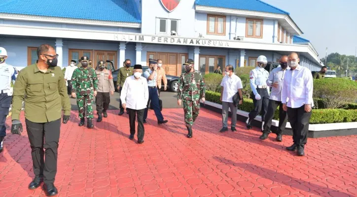 Wapres KH Ma'ruf Amin saat akan bertolak ke Jawa Timur dari Pangkalan Udara TNI AU Halim Perdanakusuma Jakarta. (foto: setwapres)