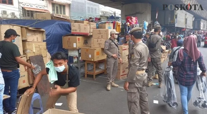 Pedagang di Pasar Asemka, kocar kacir saat didatangi petugas Satpol PP untuk melakukan penertiban. (Cr01)