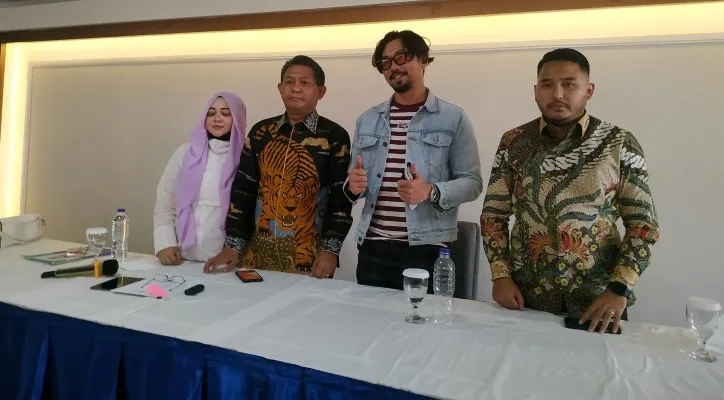 Denny Sumargo dan tim kuasa hukumnya. (cr07)