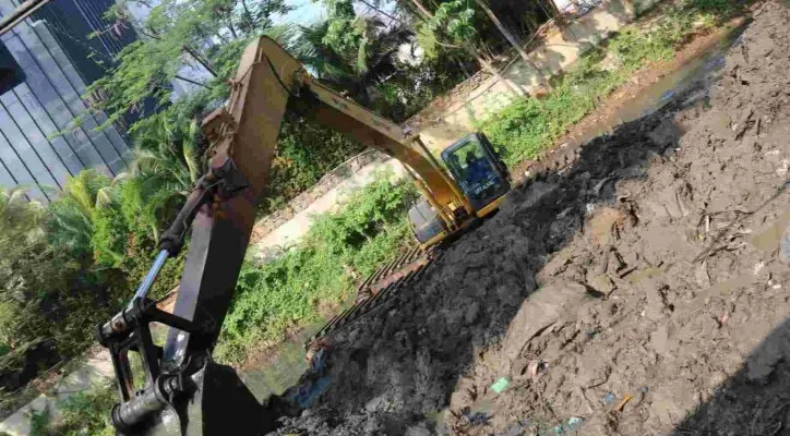 Alat berat dikerahkan mengeruk lumpur dan sampah di kali Jakarta untuk mengatasi banjir. (foto: ist)